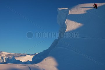 Klettern eines Eisbergs im Terre Adelie Antarctic