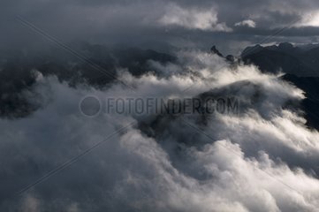 Alpen in Italien Nebel