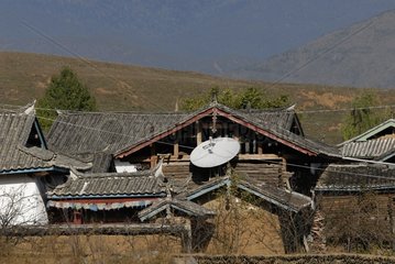 Moso Dorf am Fuße der Berge in Yunnan China