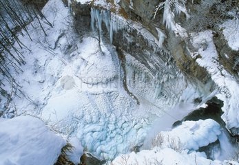 Cascade gelée du Grand Saut du Hérisson Jura France