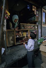 Schuljunge kaufte Süßigkeiten Srinagar Indien