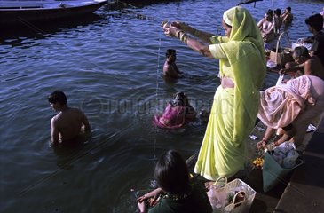 Frauen am Ghats River fÃ¼hren nach Indien