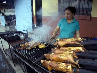 Vorbereitung von gegrillten Hausschweinen Quito Ecuador