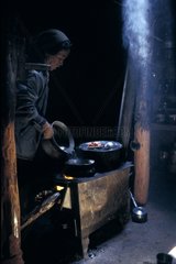 Frau kocht auf dem Ofen Mustang Nepal