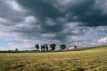 Ciel d'orage sur la campagne Auvergne
