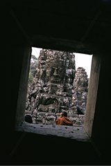Fenster auf den Skulpturen einer Wand der Tempelkambodscha
