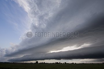 Clouds roll under a thunderstorm supercellule Nebraska USA