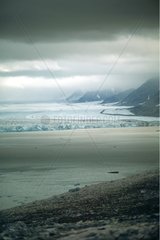 Bleihimmel über der Küste von Spitzbergen