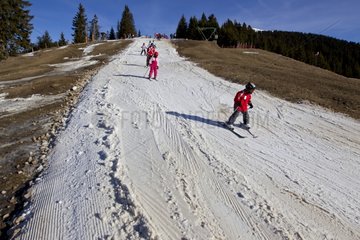Skiing with lack of snow in the foothills of the Alps fribougeoises