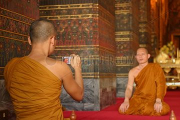 Buddhistische Mönche  die sich Thailand fotografieren