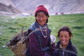 Großmutter und ihre kleine Tochter  die Yak -Zweighäute abholen