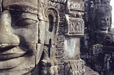 Gesicht im Stein eines Tempels geschnitzt. Siem Reap Kambodscha