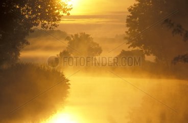 Lever de soleil sur le canal du Rhône au Rhin France