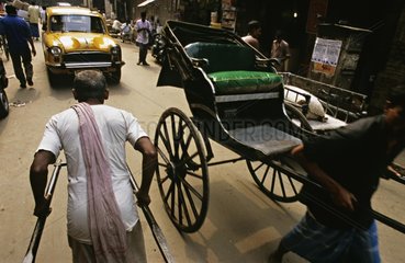 Rikschas und Taxi auf den StraÃŸen von Kalkutta Indien