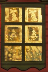 Weihnachtsdekoration auf einem Fenster