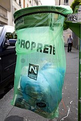Transparenter Plastikabtoffer in der StraÃŸe Paris