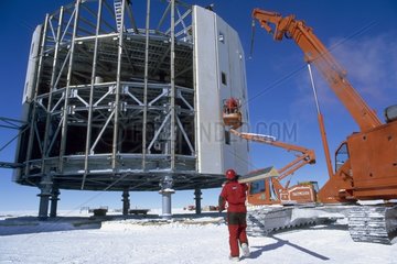 Bau eines Turms der Concordia Antarctic Base