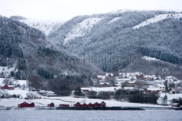 Snowbound Dorf in einem Fjord in der NÃ¤he von Alesund Norwegen