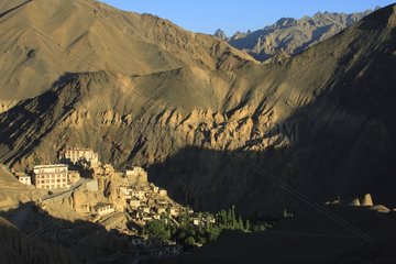 Stadt Lamayuru und seine Gompa bei Sunset Ladakh India