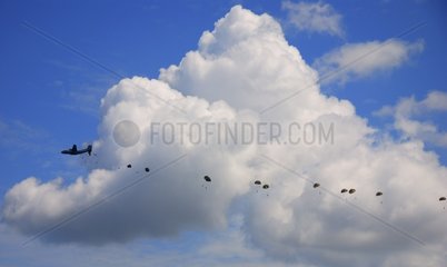 Off the aircraft maneuvering parachutises Lorraine France
