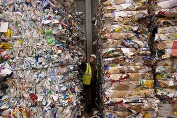 Plastik- und Kartonabfall in einer Recyclingstation