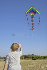 Junge  der mit seinem Kite Frankreich spielt