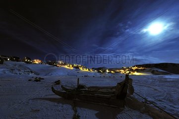 Mondlicht im Dorf ittoqqortoormiit Grönland