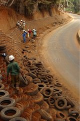 Construction d'un mur de soutènement en pneus usagés Mayotte