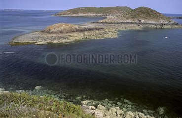 Iles à marée basse sur la Côte Bretonne