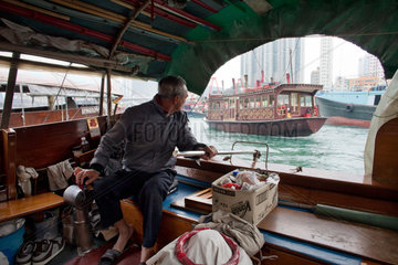 ferry in hongkong (aberdeen)