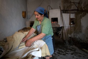 Herstellung von handgefertigtem Brot in Sardinien