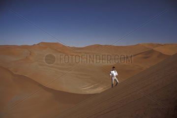 Femme sur la dune de Sossusvlei Namibie