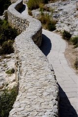 Kurvenreiches Malta mit niedriger Wand