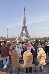 Demonstration fÃ¼r die Erde in ThetrocadÃ©ro in Paris Frankreich