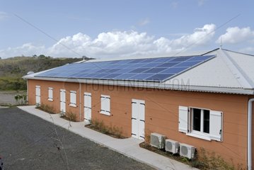 Sonnenkollektoren auf dem Dach eines Hauses in Martinique Island