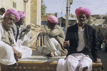 Indiens assis dans la rue et portant un turban Inde