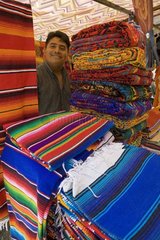 Indischer Verkauf handwerklicher Gewebe Chiapas Mexiko