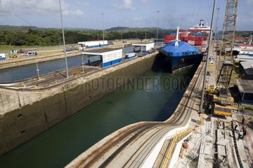 Containerschiff lÃ¤uft den Gatun Locks Panamakanal