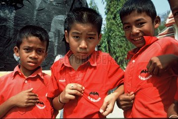 Schüler des Tempels stolz auf die Fledermäuse Thailand
