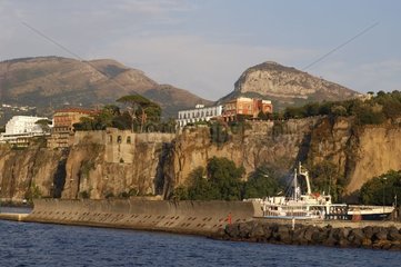 Die Stadt Sorrente dominiert den Hafen im Mittelmeer