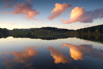 Reflexion der Wolke  die Sonne auf einem Auvergne -See niederzulegen