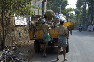 Ramassage des ordures dans les rues de calicut en inde