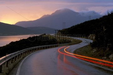 Traces de phares d'automobile sur la route Norvège