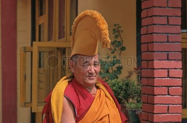 Tibetischer Mönch traditionelle Kleidung in einem Kloster