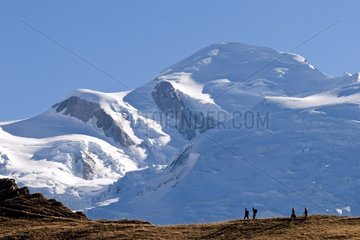 Wanderer vor dem Mont Blanc Haute Savoie France
