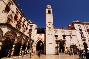 Touristen  die ein historisches Denkmal Dubrovnik Croatie besuchen