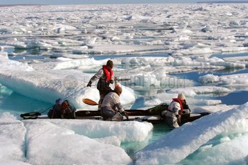 Kajak auf dem Eisschmelzen in der Sommerarktis verschmolzen
