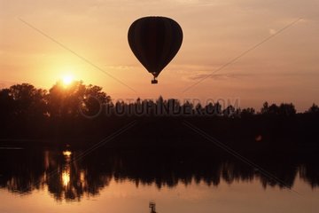 Mongolfière survolant la Loire au coucher de soleil Amboise