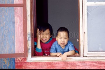Kinder von ittoqqottorrmiit in ihrem Haus ScoresBysund