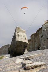 Paragliding über den Klippen und einer Bunkernormandie Frankreich